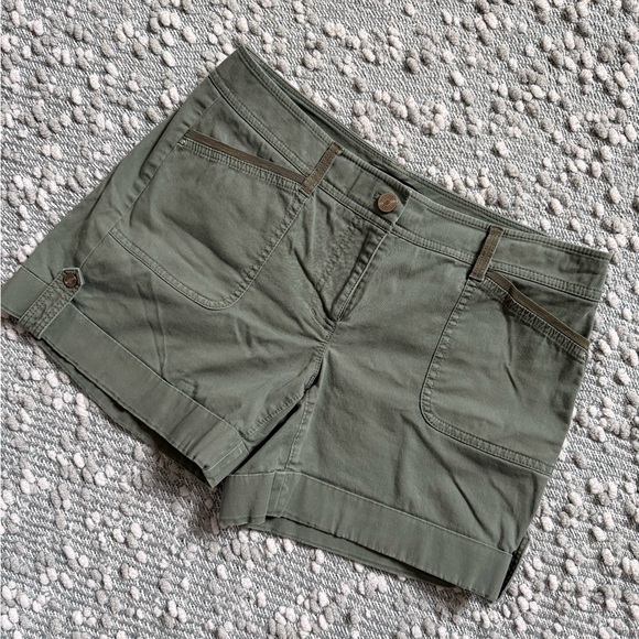 White House Black Market Pants - White House Black Market Shorts Army Green, size 4, EUV